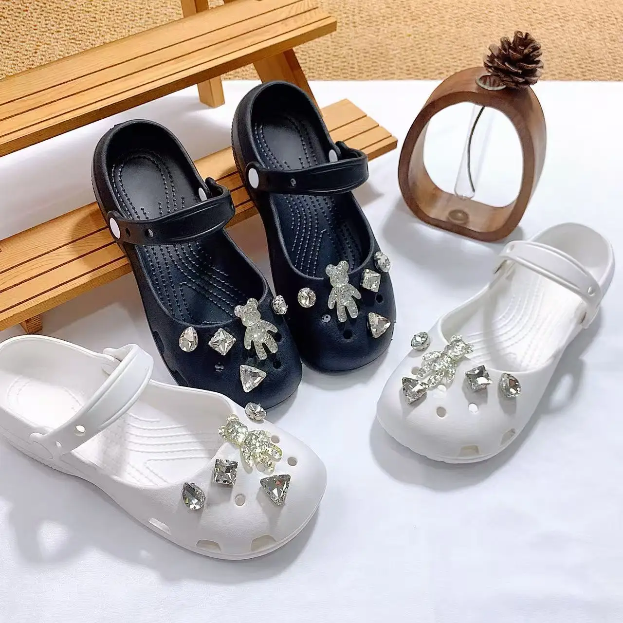 Trendy Crystal Bear Mary Jane Clogs for Women, Soft Sole Eva Dual-Use Closed-Toe Slippers, with Rhinestone Shoe Decorations, Beach Shoes, Yoga Shoes, Garden Shoes