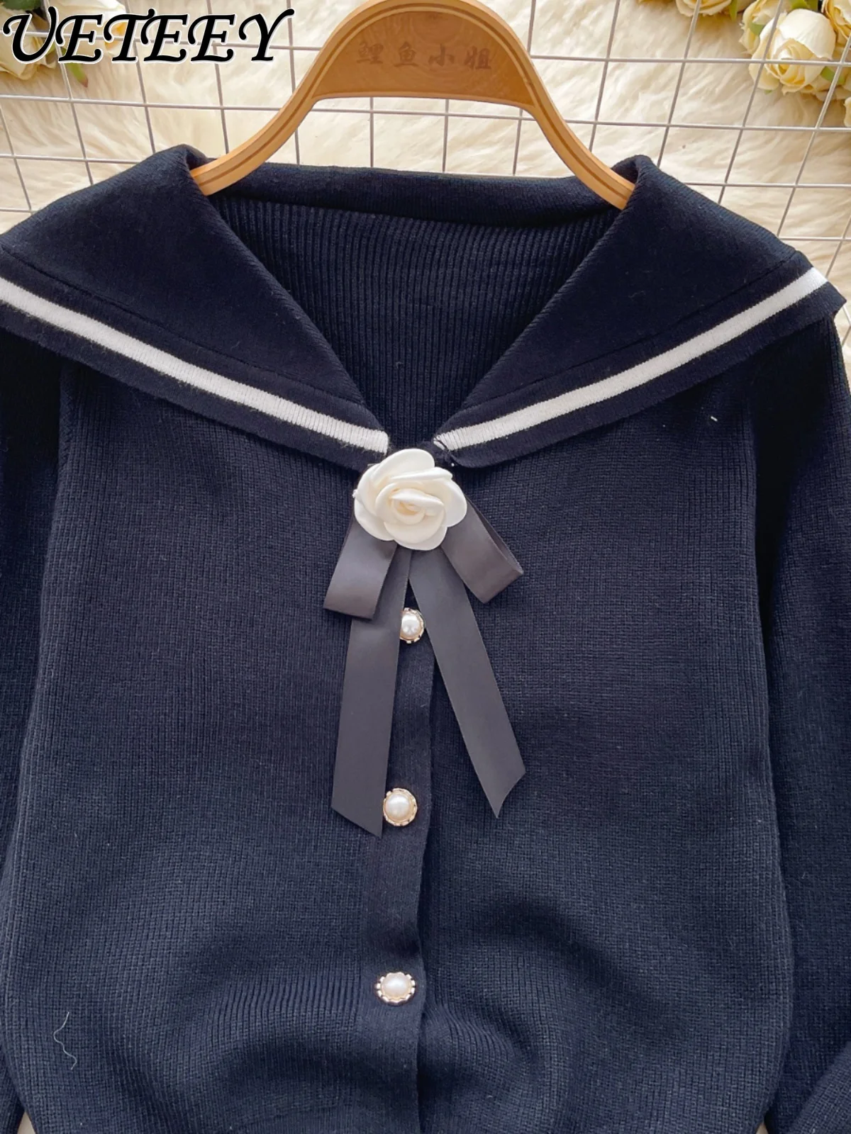 ฤดูใบไม้ร่วงฤดูหนาวใหม่ High-end ดอกไม้สีตัดกัน Navy คอยาวแขนยาวถักเสื้อกันหนาวผู้หญิงอเนกประสงค์ต่างประเทศเสื้อสเวตเตอร์ถัก