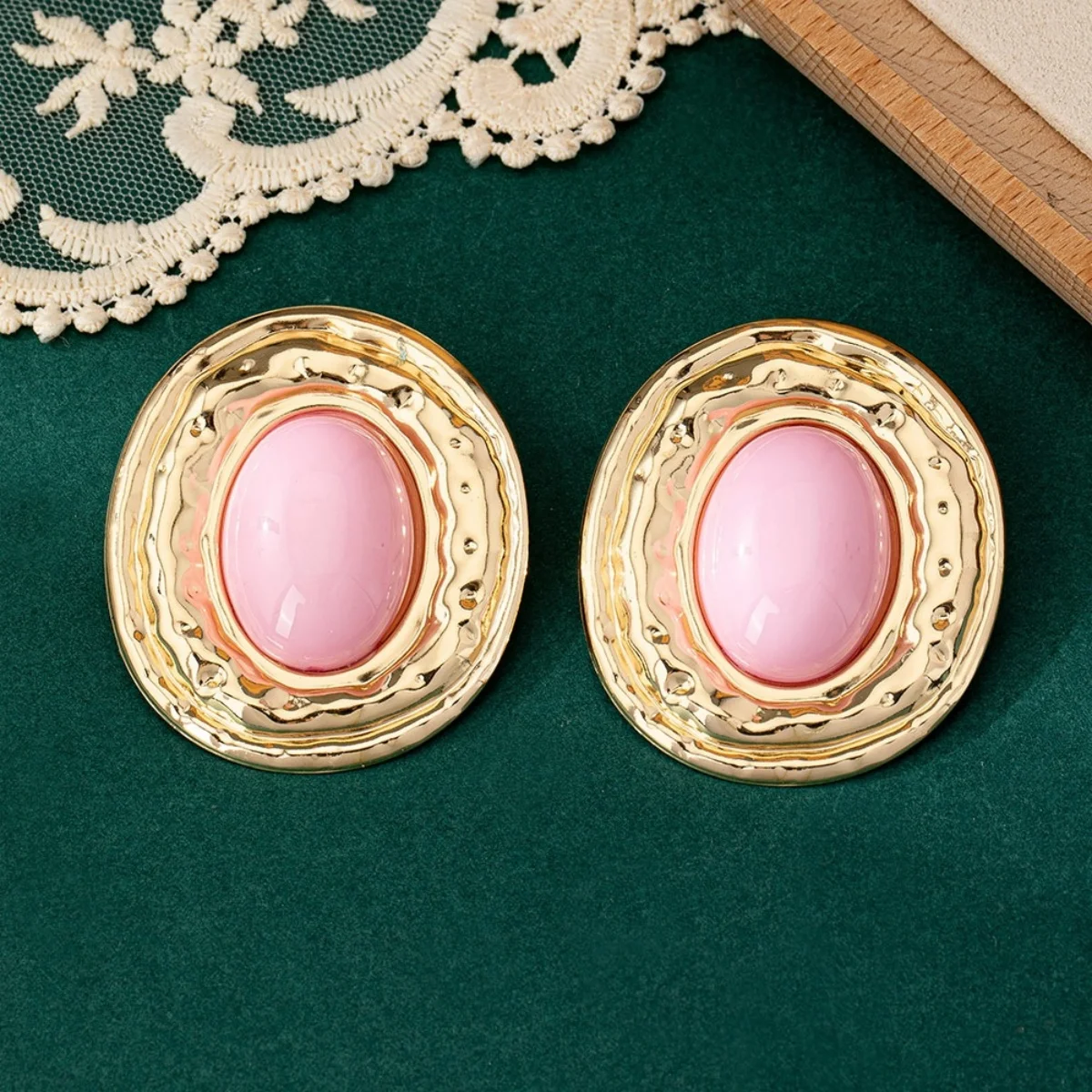 Vintage Rote Emaillierte Gehämmerte Große Ovale Ohrstecker für Damen, Antiker Stil, Kräftiger Welliger Metallrahmen, Königliches Design, Schmuck – Detail 11