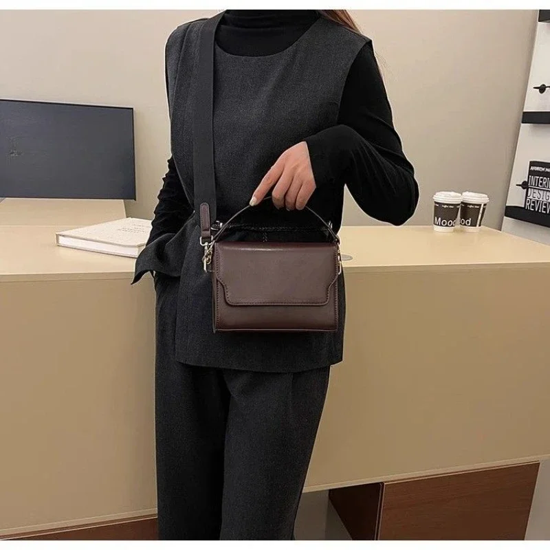 Sense of Advanced Retro Sense Soft Surface Messenger Bag Female 2024 Simple Western Style Handbag Stylish Small Square Bag