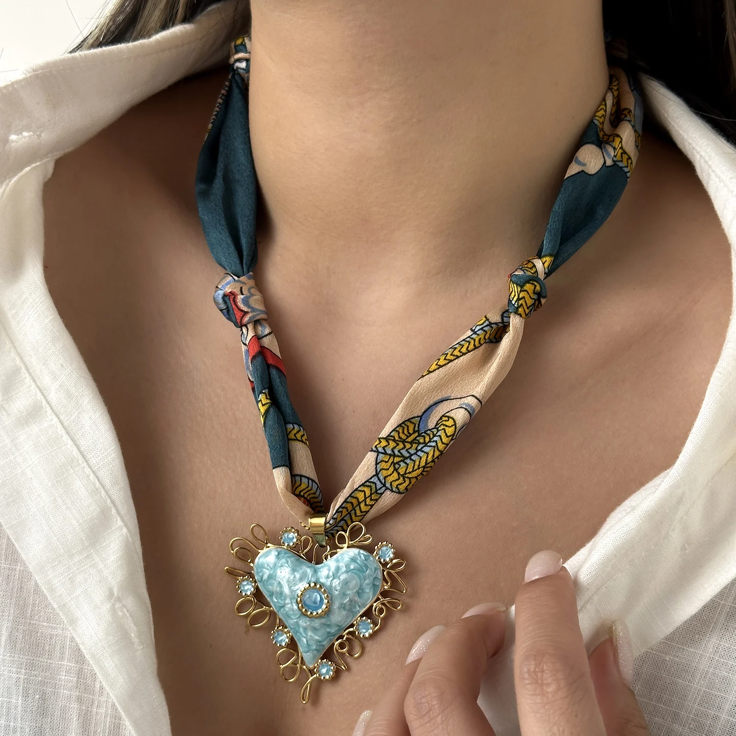 Romantische Edelstahl-Emaille-Herz-Halskette mit Seidenband für Damen, Hofstil, Seidenschal-Kette, Statement-Party-Schmuck, Geschenk – Detail 4