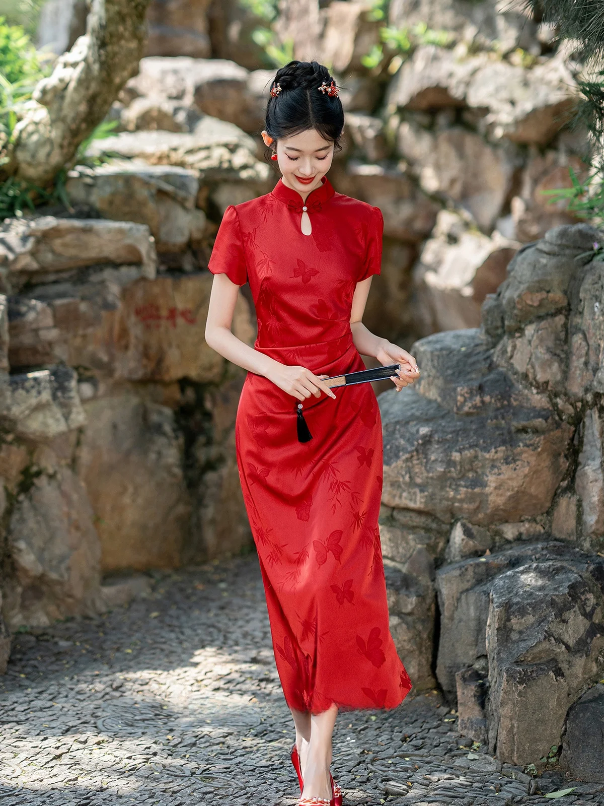 

Красное свадебное платье: Новое китайское длинное ципао для женщин с низким разрезом, высоким воротником и длинными рукавами, элегантное свадебное платье в придворном стиле