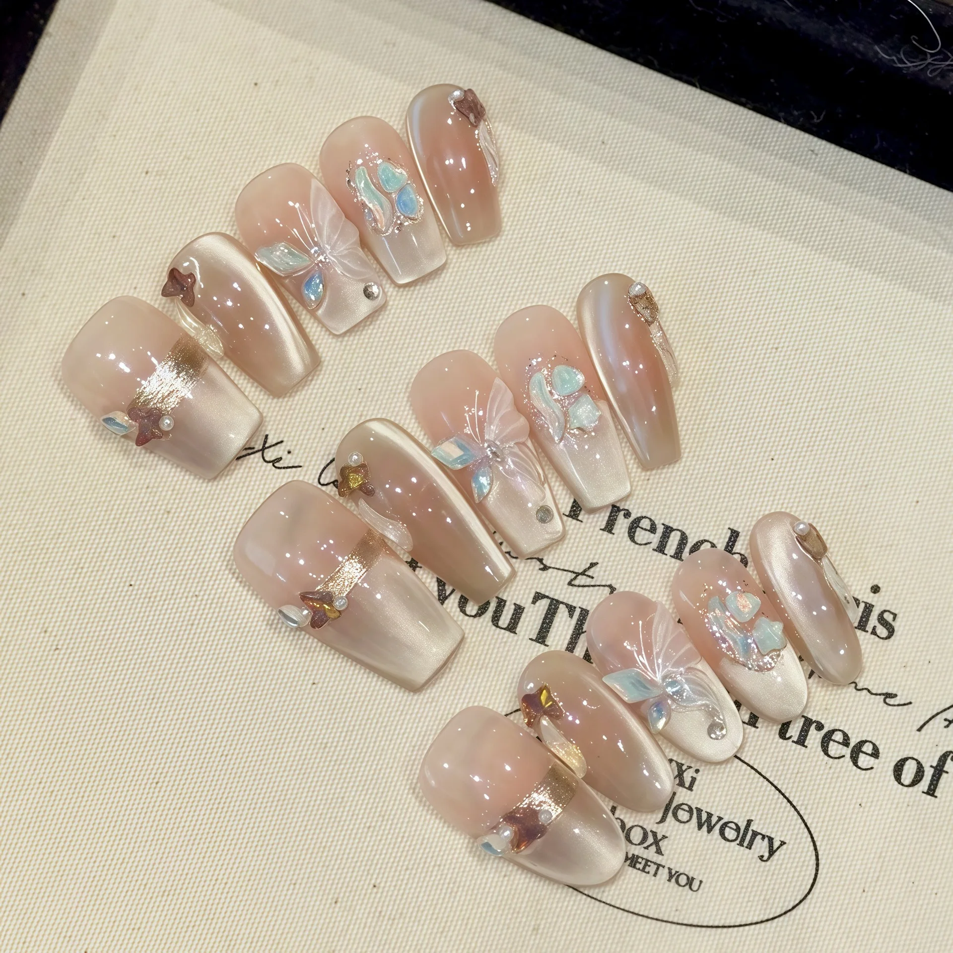 10 faux ongles en forme de cercueil/ovales, pressés à la main, magnifiques, avec effet papillon perlé et œil de chat, adaptés aux femmes