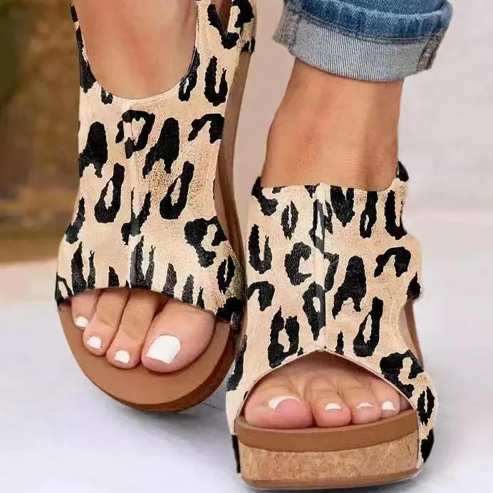 2024 neue Frauen Leopard aushöhlen Plattform Keils andalen Sommers andalen Schnalle Riemen Peep Toe dicken Boden Freizeit schuhe