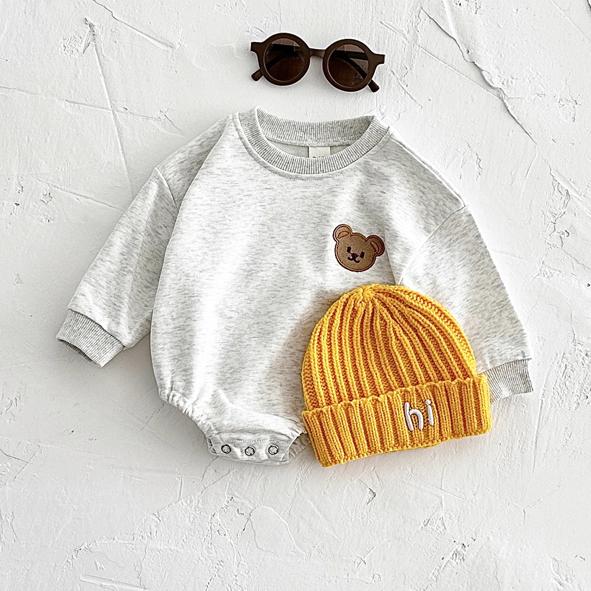 Neuer Baby-Strampler mit langen Ärmeln, Bärenstickerei, weicher, lila Baumwollstoff, Rundhalsausschnitt, Baby-Body, Unisex-Overall, Baby-Outfit. – Detail 1