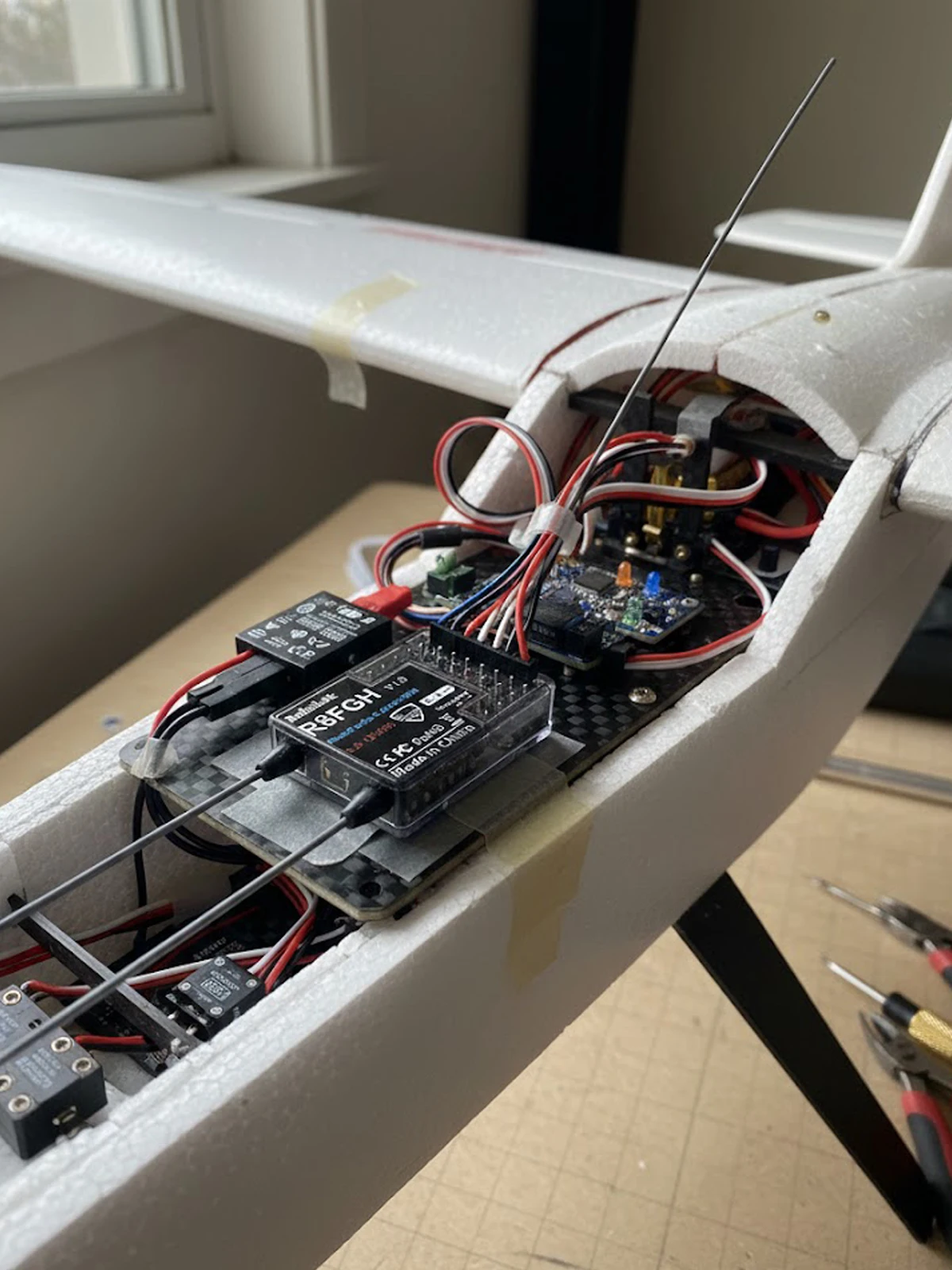 

RadioLink R8FGH RC Receiver Gyro 8CH Dual Antenna 3ms Response 3-12V IP600 Meters Control Distance for FPV Car Boat