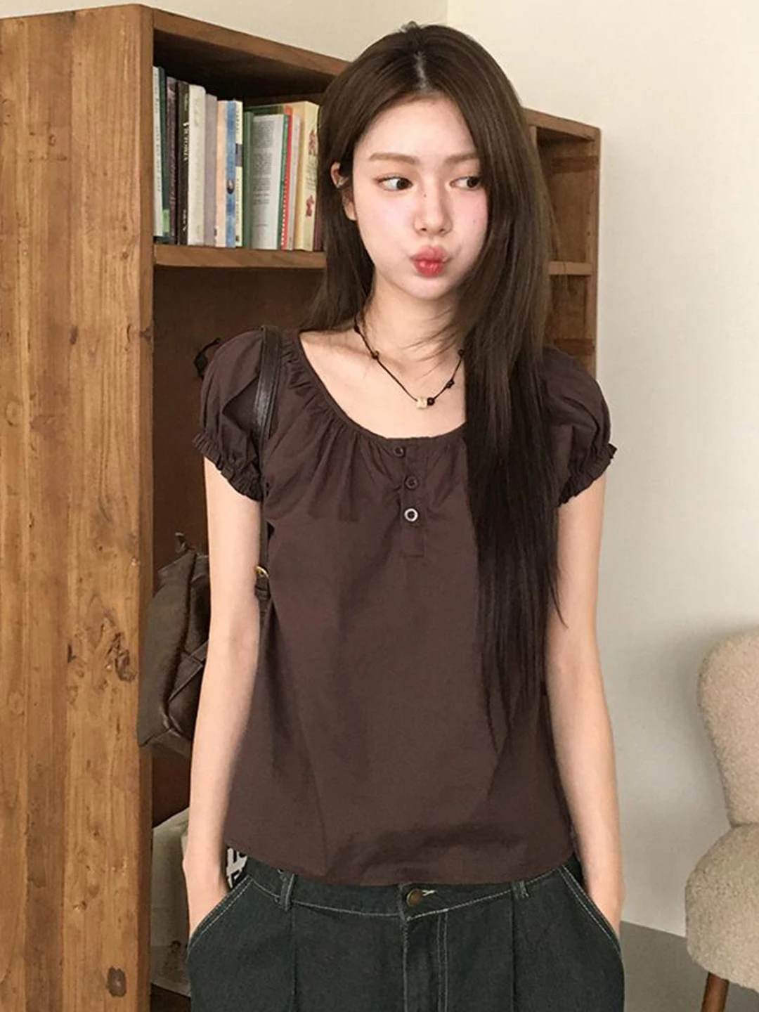 

Romore Korean Sle Retro T-irt Bubble Sve Pleated round Ne Brown Tee Button Casual Versatile Top Women's Faion