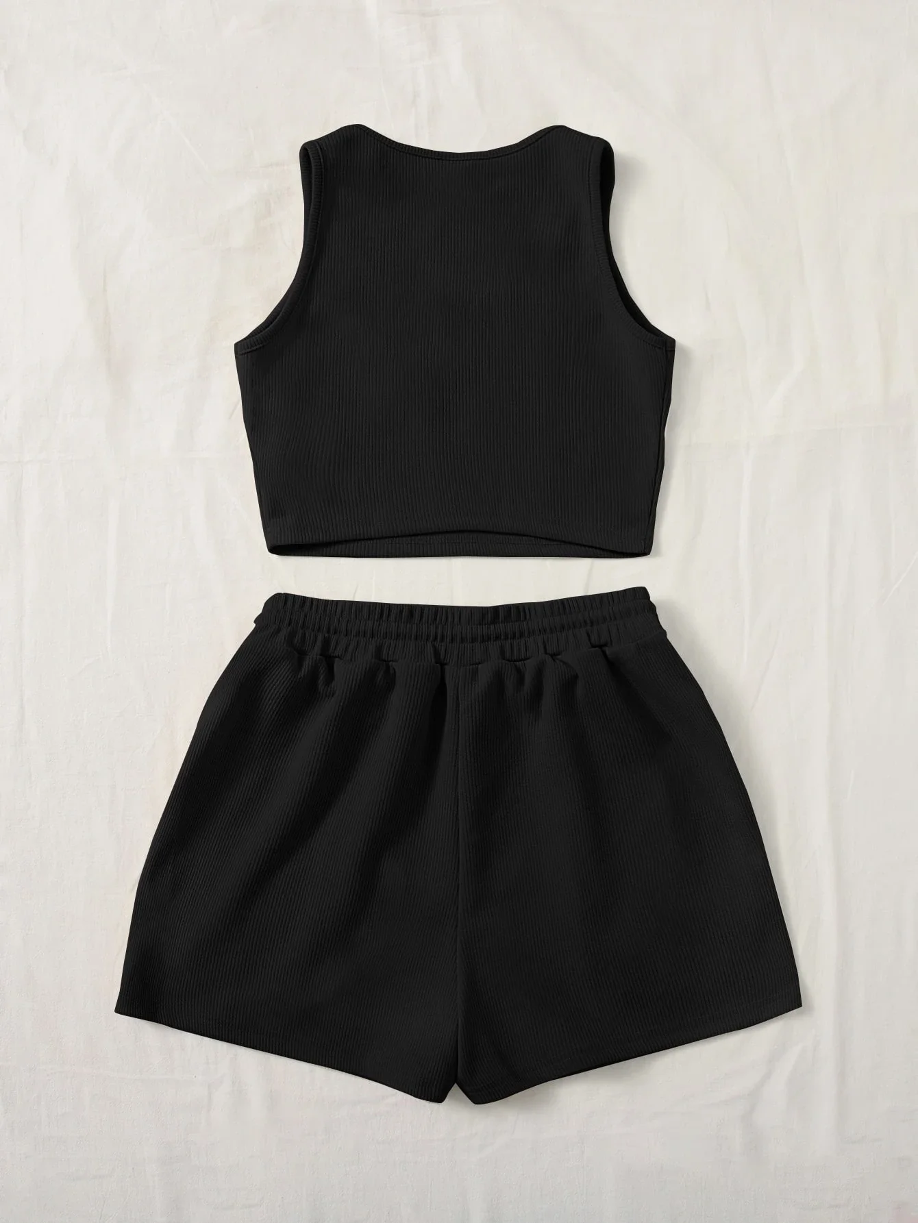 

Комплект из топа с ребристой отделкой и шорт на завязках