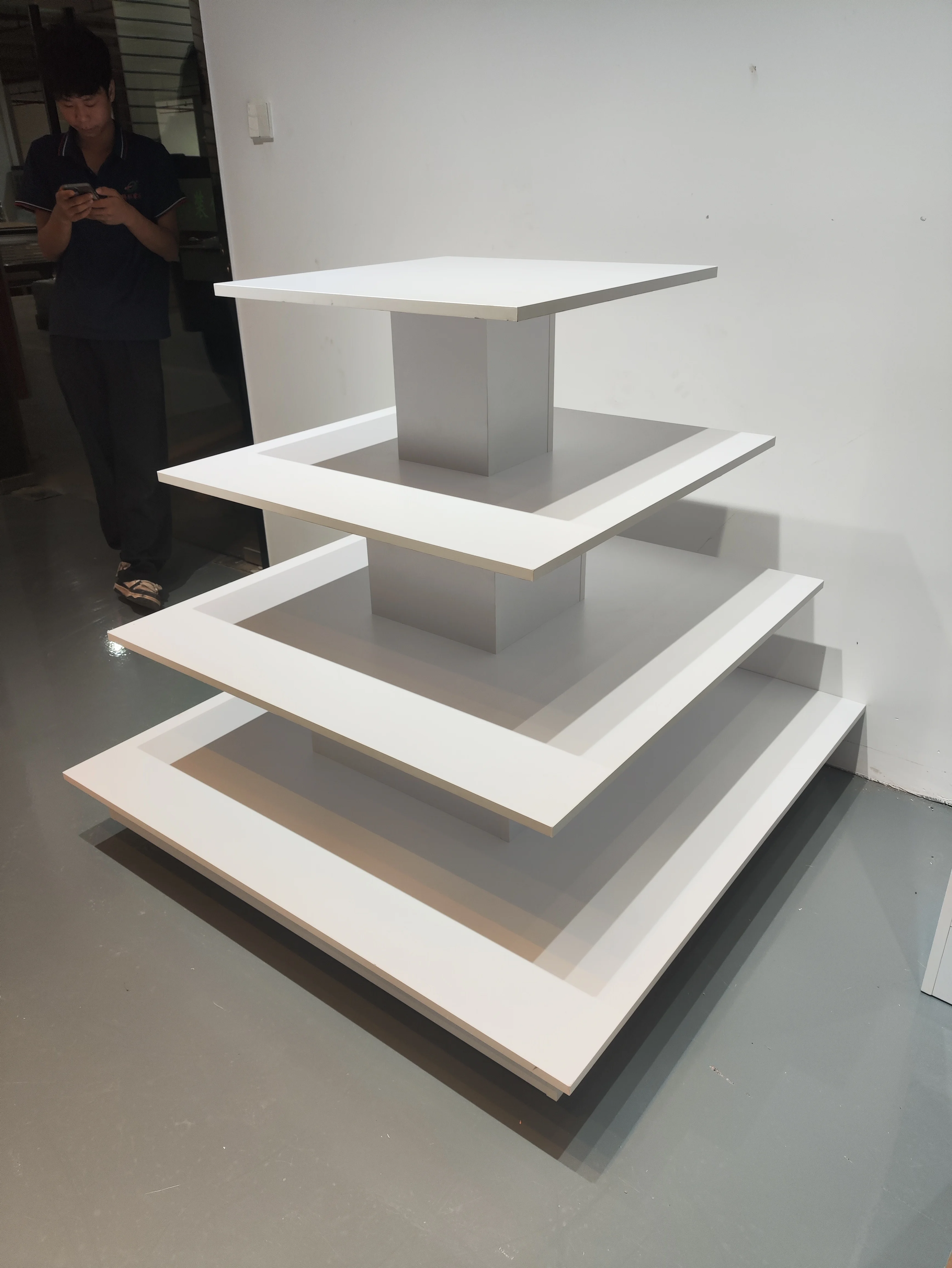 Custom.Custom Display Rack 3 Regale rund Pyramide schwarz