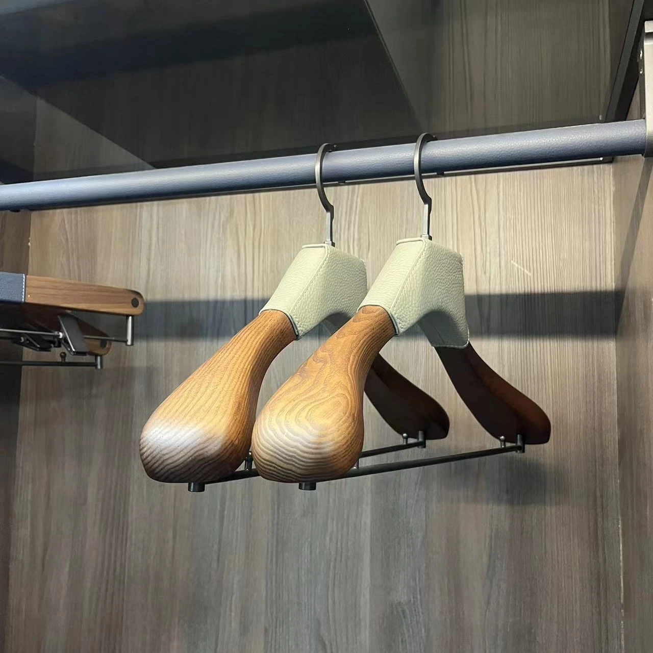 

Фабричная роскошная вешалка из массива дерева для гардероба, высококачественная