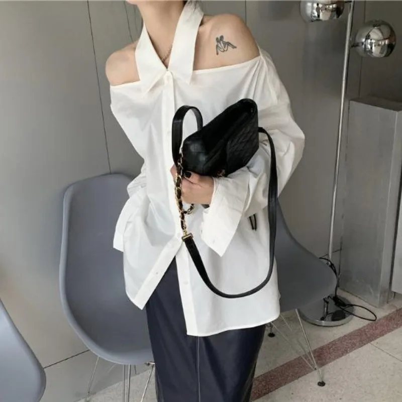 Minimalistische shirts voor dames Off-shoulder Lente Zomer Sexy Chic Casual Wit Hot Girls Ins Koreaanse stijl All-match Solid Design