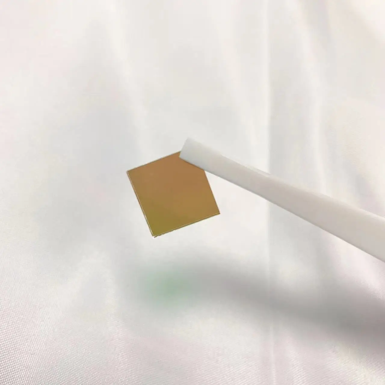 Size 12x12x1mm Pass From 575nm To 610nm Center 590nm Narrow Band Filter Glass NP590