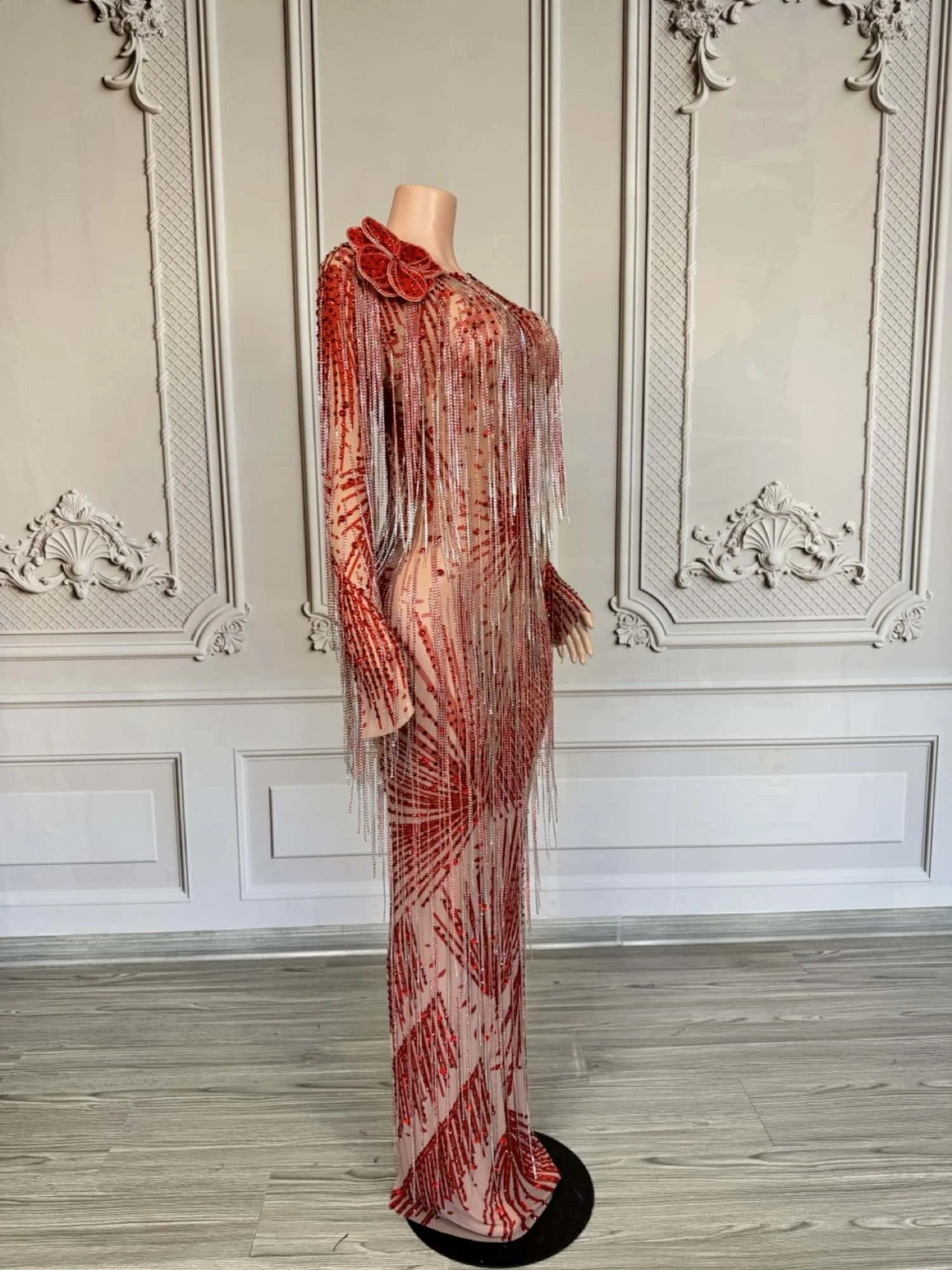 ชุดเดรสพู่ห้อยประดับคริสตัลสีแดง ผ้าตาข่ายซีทรู ไหล่ประดับดอกไม้ 3 มิติ สำหรับผู้หญิงสวยสง่า เหมาะสำหรับงานพิธีการหรืองานเดินแบบบนพรมแดง