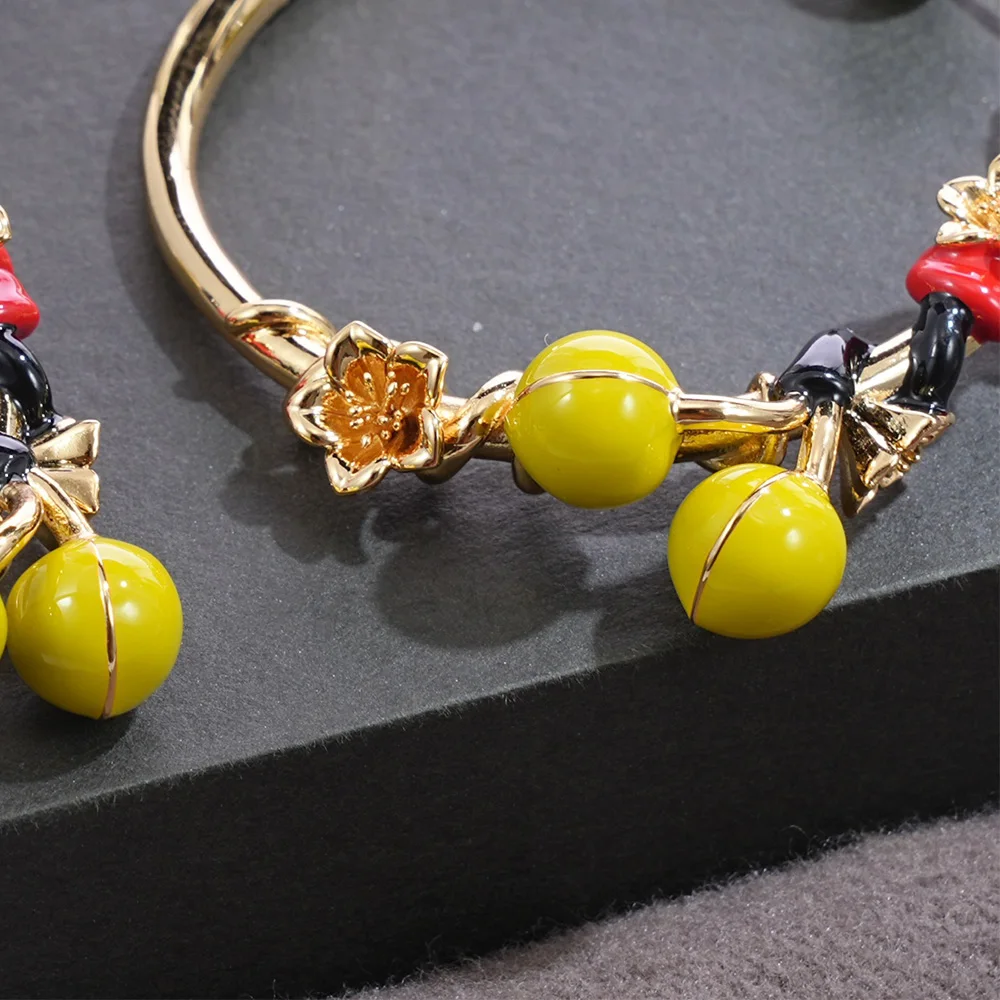 Yuri Ailey Bee Flower Hoop Earrings for Women Gold Round Hoops with Yellow Bead Enamel Flower Charm Earring Fashion Jewelry Gift