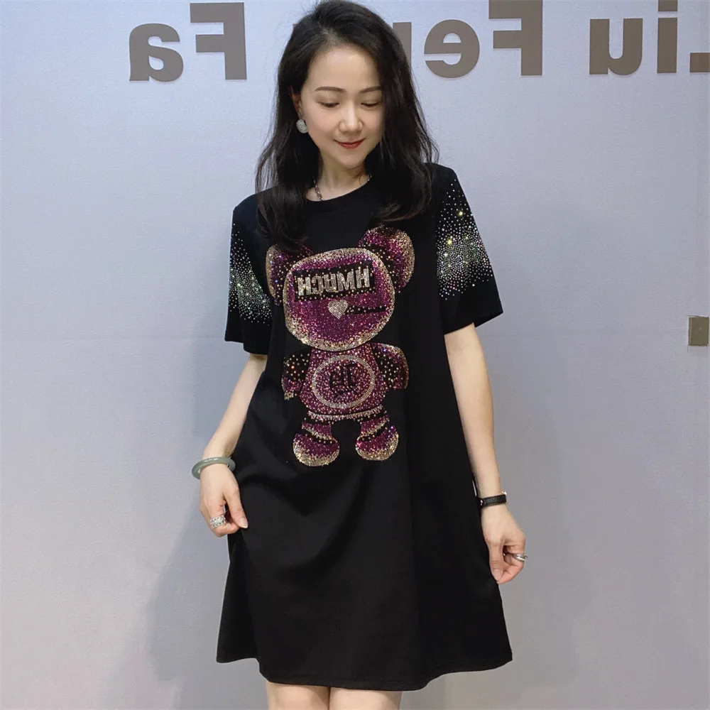 2025 ฤดูร้อนใหม่หลวมเอวผู้หญิงชุดหมีหรูหราเจาะร้อนกลางยาวเสื้อยืดเข่าความยาวชุดรอบคอแขนสั้น