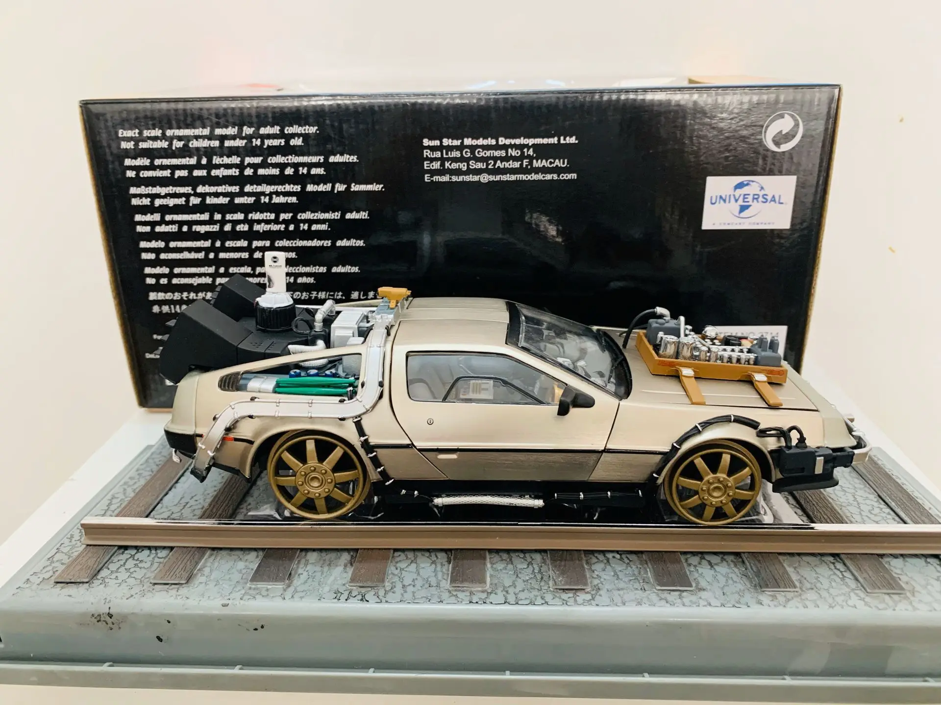 Delorean Back To The Future III Rail 1/18 Scale DieCast Model 2714