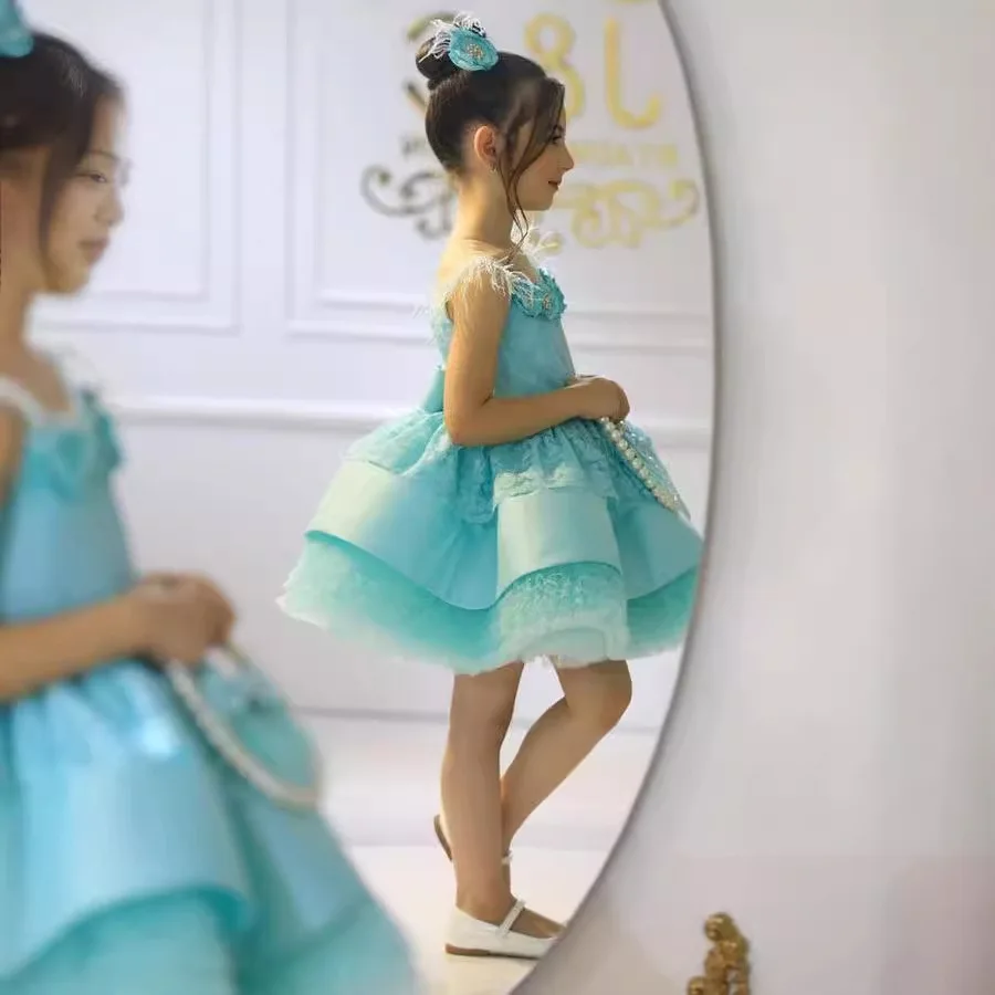 Maßgeschneidertes Ballkleid mit Spaghettiträgern und Stufenrock für Baby-Mädchen, Geburtstagsparty-Kleid mit Applikationen, Schleife und Blumenmädchen-Design, Überknie-Festkleid – Detail 4