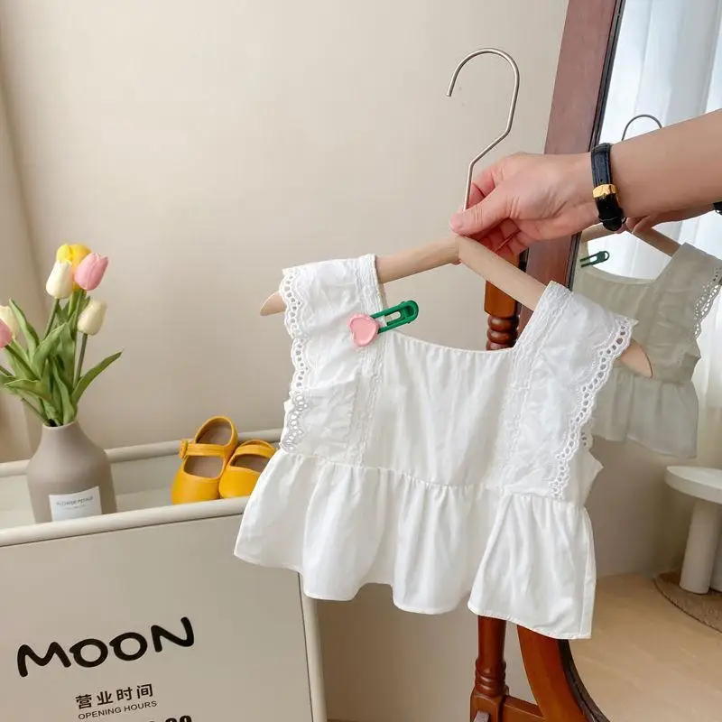 

Летний топ для маленьких девочек, футболки, белая рубашка без рукавов, Корейская летняя Модная рубашка для маленьких девочек с куклой, трендовая рубашка