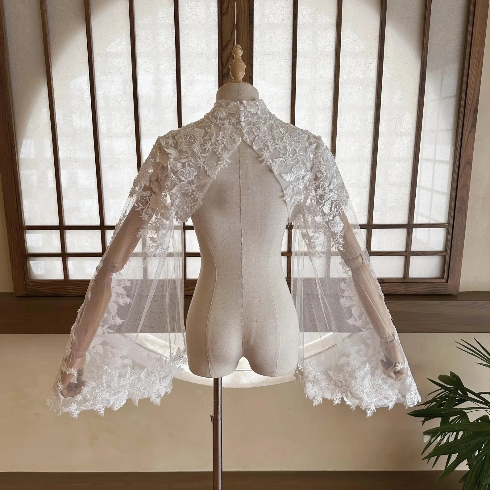 Customized Beaded Lace Wedding Women's Boleros Trumpet Long Sleeves Bride Jacket Keyhole Party Bridal Shrugs Capes Accessory
