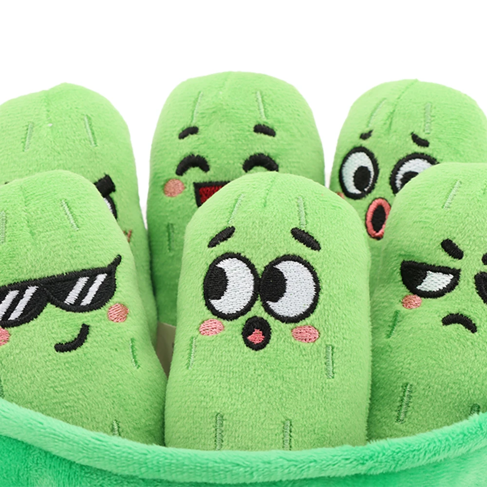 Cesta bonita de 16cm de juguetes de peluche de pepino multiexpressión, seis pepinos expresivos en el cesta, juguetes para niños, regalos de cumpleaños