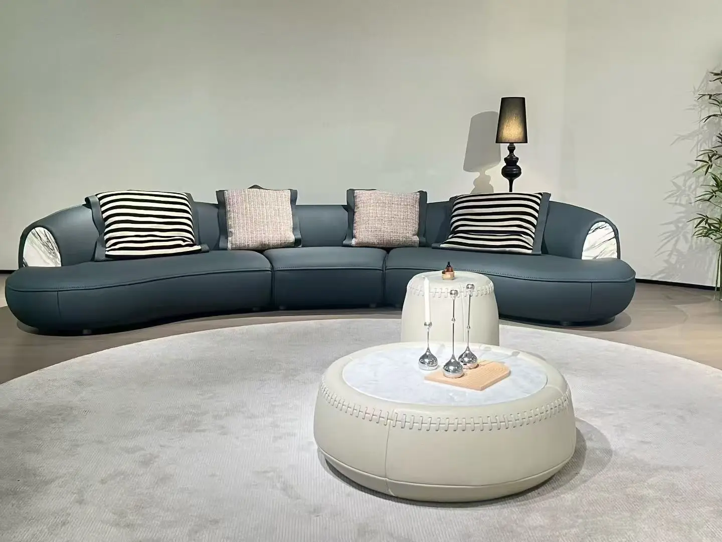 

Кожаный диван класса люкс, на заказ, в форме арки, секционный, для виллы, дома, барбершопа, приемной, комфортный