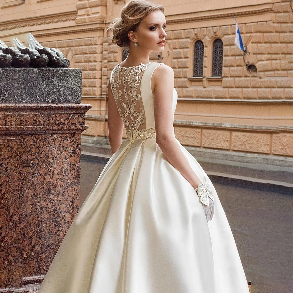 فستان زفاف رومانسي من الساتان الأبيض مخصص رسمي برقبة دائرية بدون أكمام رداء de mariée حالمة على شكل حرف a ذيل محكمة فيستدو دي نوفيا