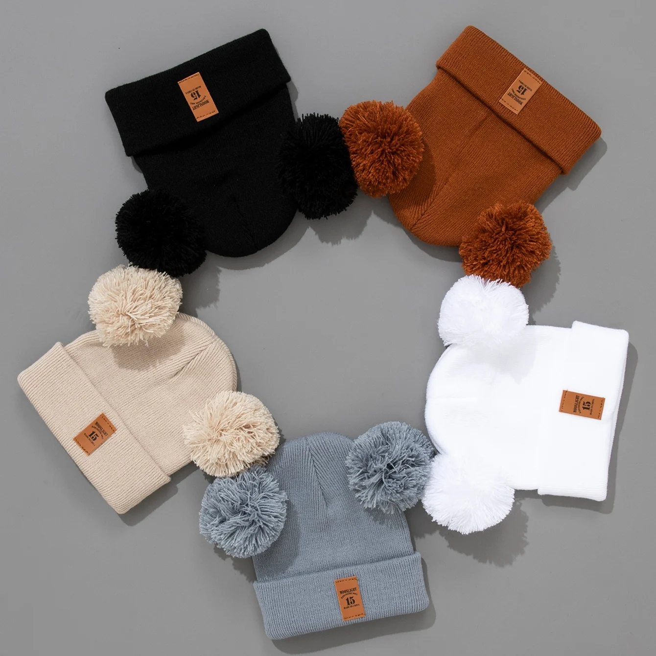 

The 2pcs baby hat with a double-ball combination knitted cap is suitable for babies aged 0 to 3 to wear as a winter warm hat