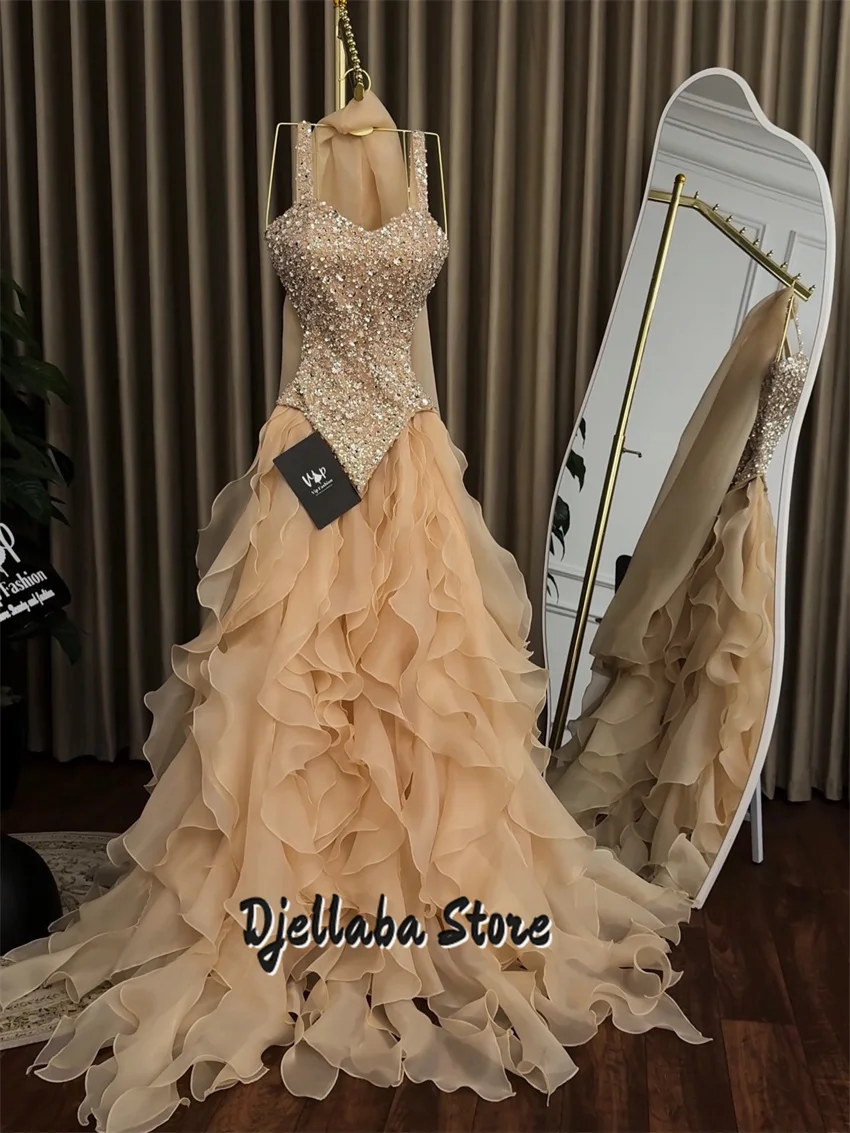 Sukienki wieczorowe z falbanami, zdobione koralikami, eleganckie, z rozcięciem, w stylu A-line, na studniówkę/imprezę, inspirowane Dubajem, szyte na miarę.