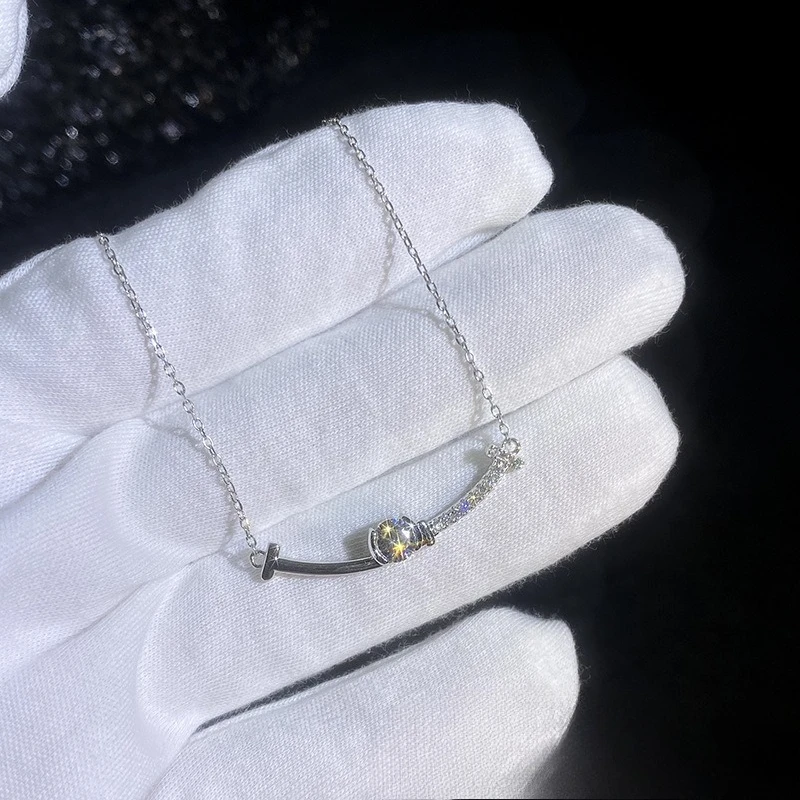 

New moissanite S925 silver necklace with a versatile smile and high-end feel, collarbone chain, wedding jewelry