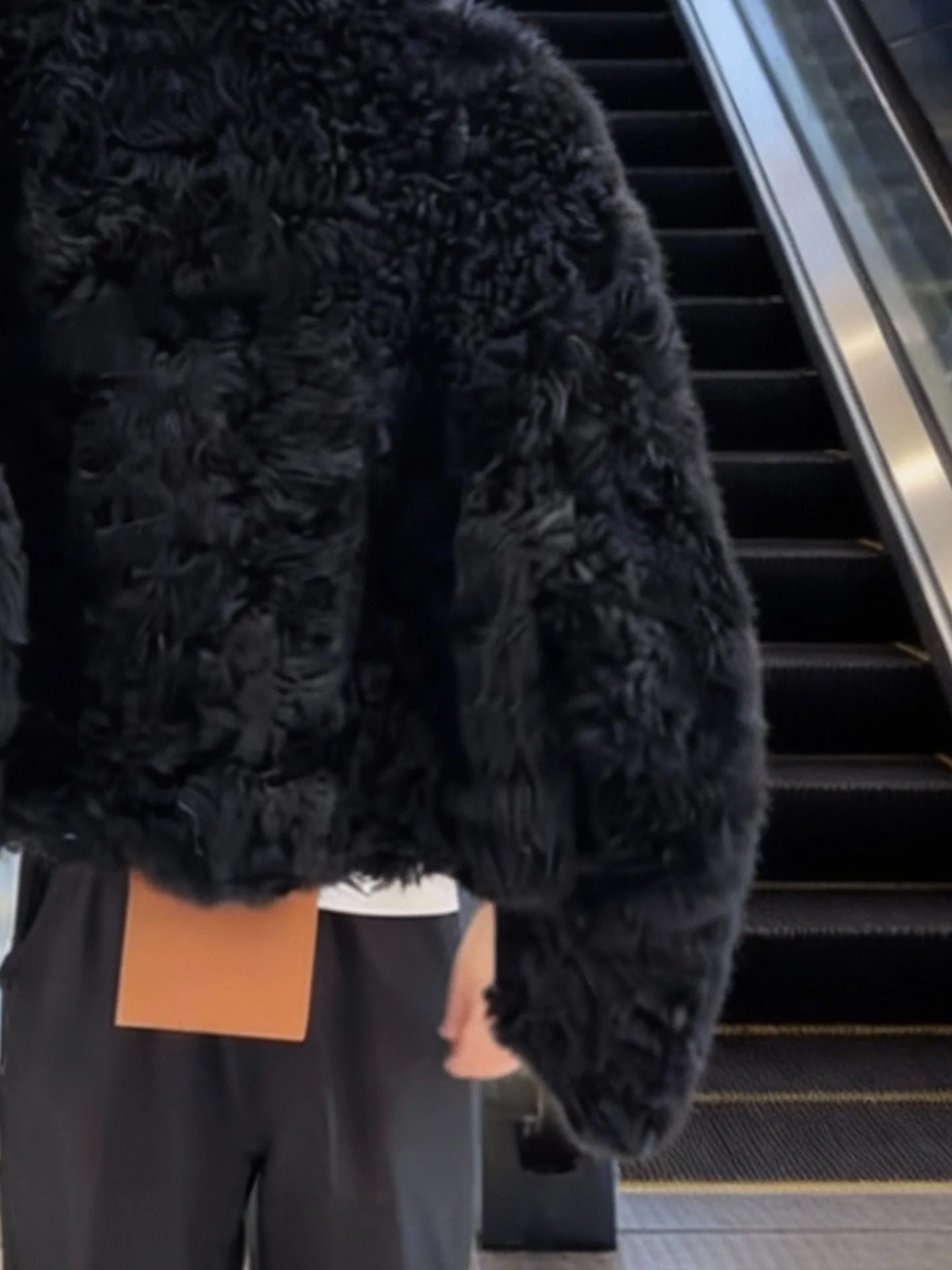 Unikatowy płaszcz damski ze skóry z podszewką z futra, styl casual, model stójka, długi rękaw...