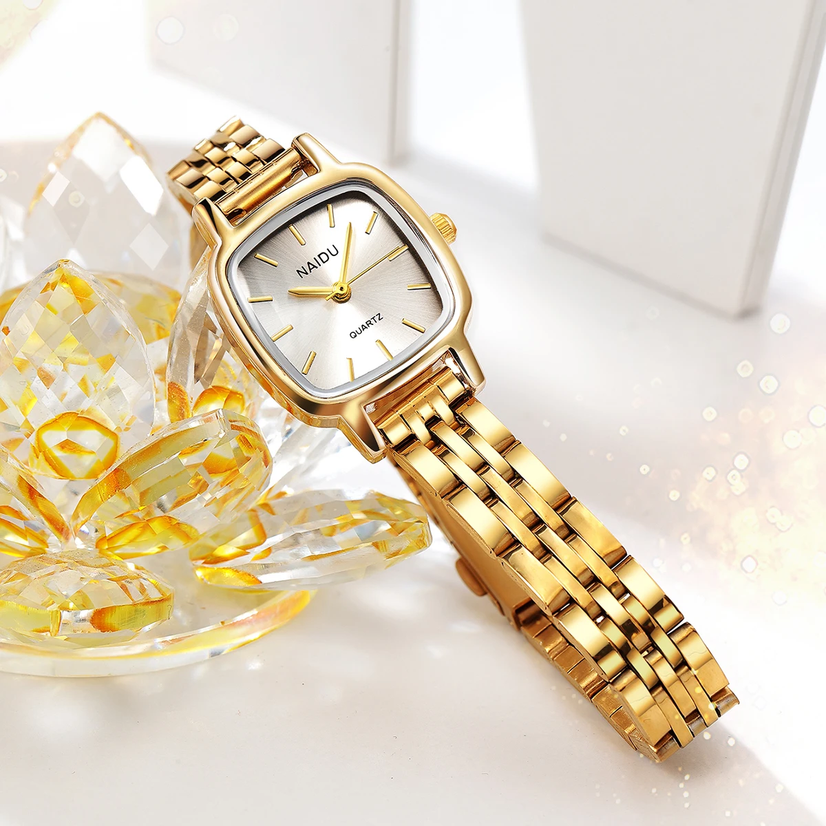 ساعة كوارتز بحزام من الفولاذ المقاوم للصدأ باللون الذهبي وبسيطة في مكان العمل