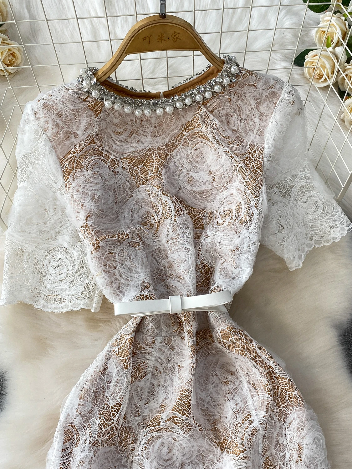 우아한 라운드 넥 레이스 장식 다이아몬드 하이웨이스트 피쉬테일 드레스 럭셔리 패션 출퇴근 스타일 반팔 여성 드레스