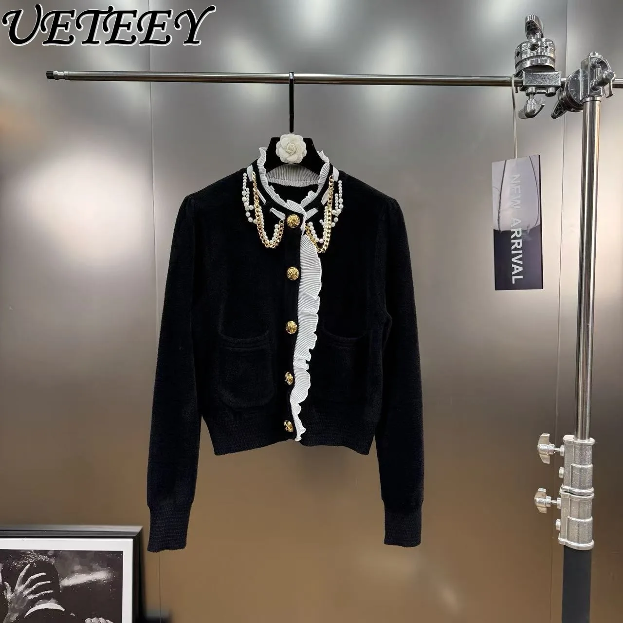 

Осень-зима 2022, воротник из бисера, рюшами, цепочка из бисера, металлическая пряжка, лоскутный короткий вязаный кардиган, черный свитер с длинными рукавами