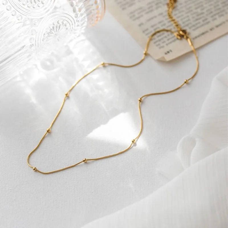 

Невыцветающая цепочка из 18-каратного золота в виде змеиной кости с золотыми бусинами, короткое женское ожерелье на ключицу, простое, универсальное, элегантное, подарок