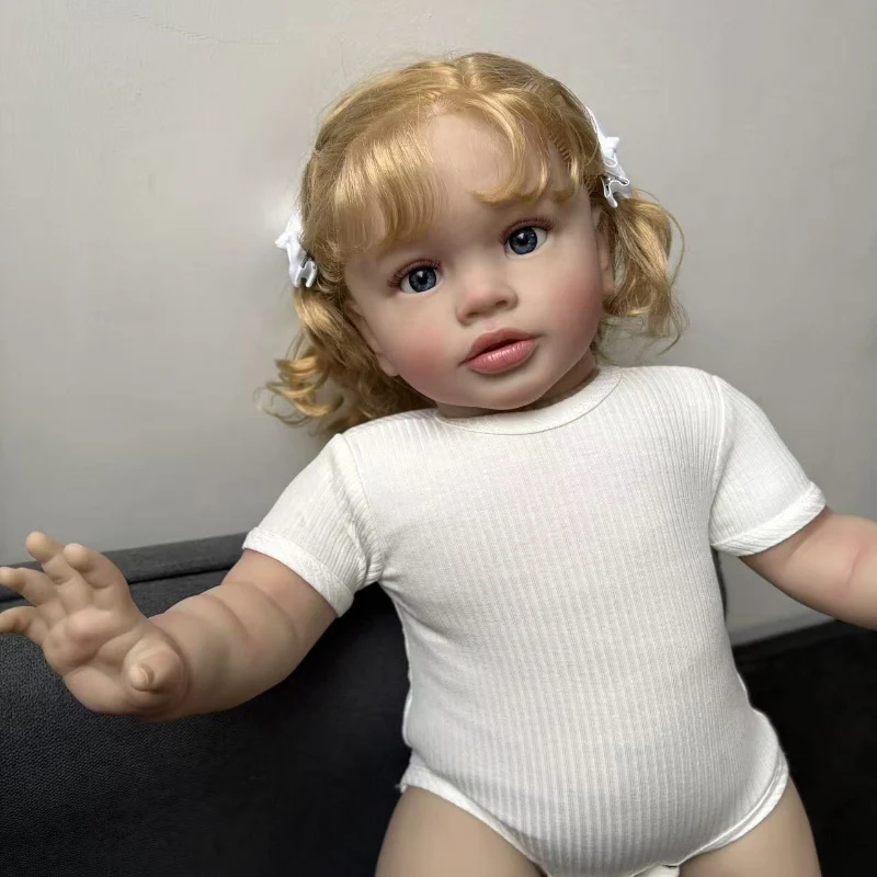 25-calowa ręcznie robiona lalka reborn, realistyczna dziewczynka, z złotymi kręconymi włosami, wielowarstwowa malowana skóra 3D z widocznymi żyłkami.