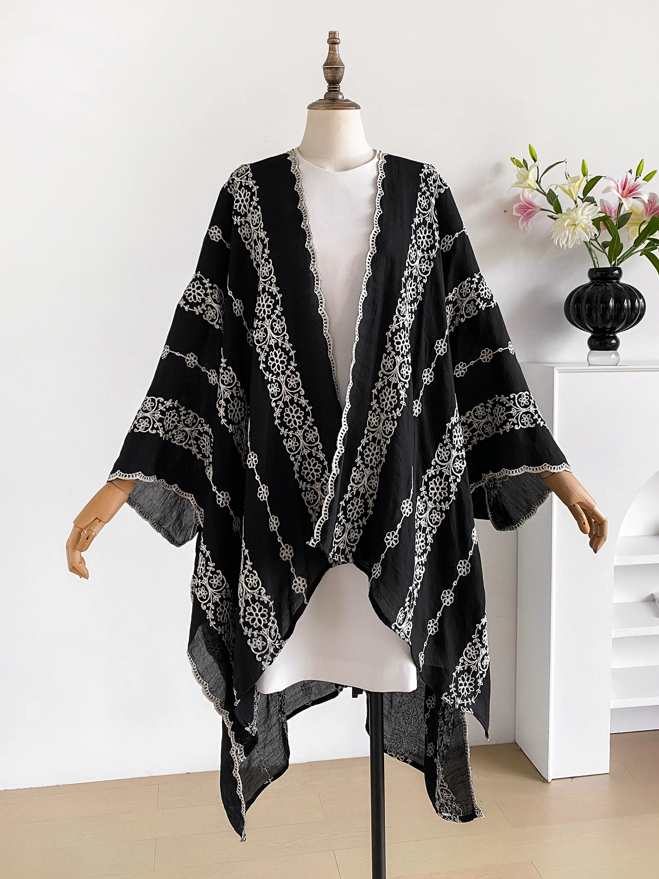 Vintage Bohemian Floral Stitch Poncho Cape, Scalloped Lace Edge Loose Shawl, Ladies Light Cover‑Up for Vacation Casual Outfits