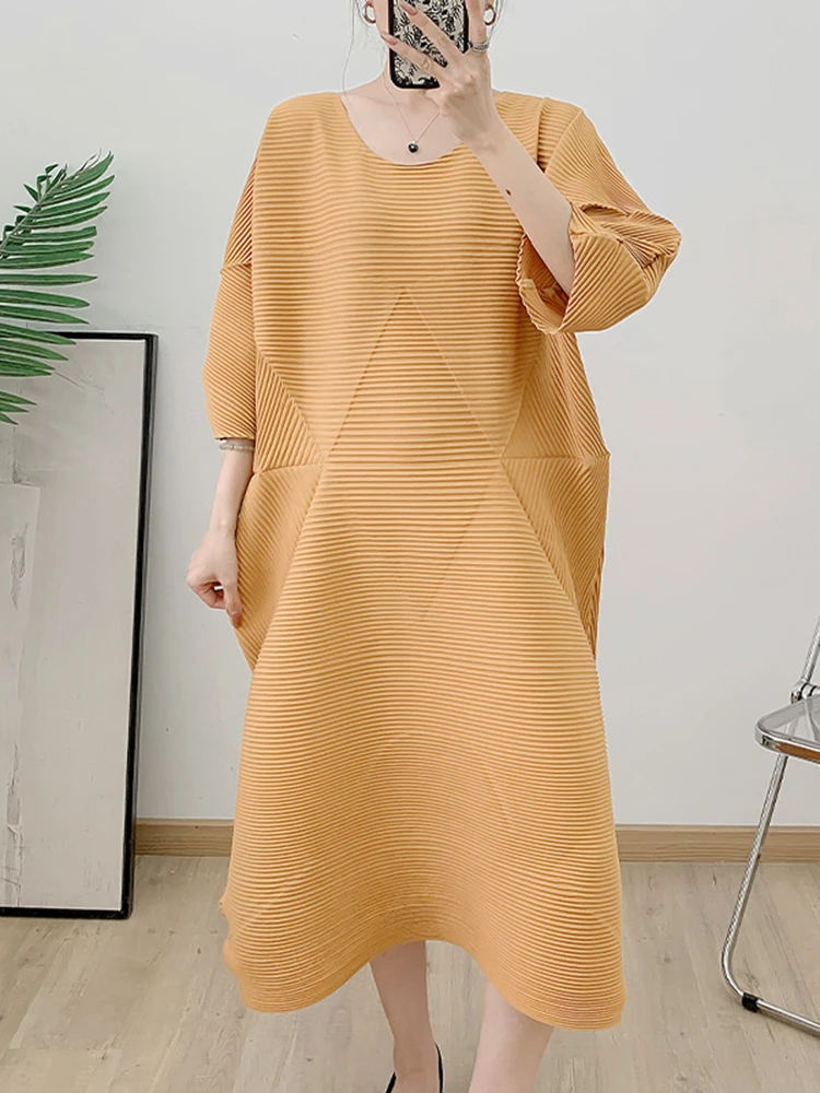 GVUW Pleated Niche Design Dress Women Round Collar Loose Casual New 2025 Spring Female Simplicity Medium Long Clothing 17G9065