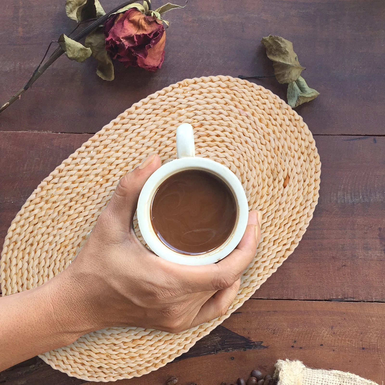 

Braided Placemat Corn Leaf Material Heat Resistant Protective Mat 30x45cm Oval Shape Woven Design Dining Table Decor