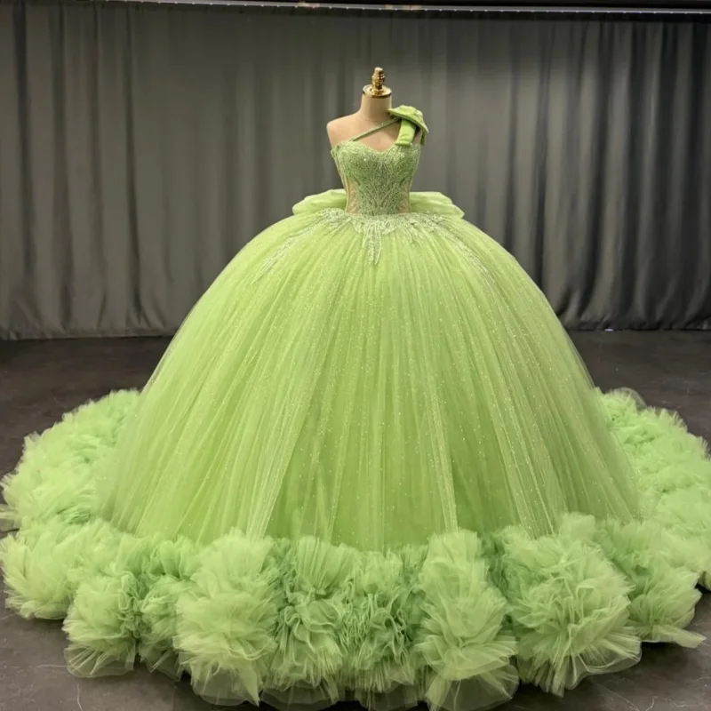 Vestido quinceanera ciano brilhante, ombro de fora, renda, camadas, glitter, decalque, laço, cauda longa, vestidos de 15 quinceanera ﻿ Personalizado