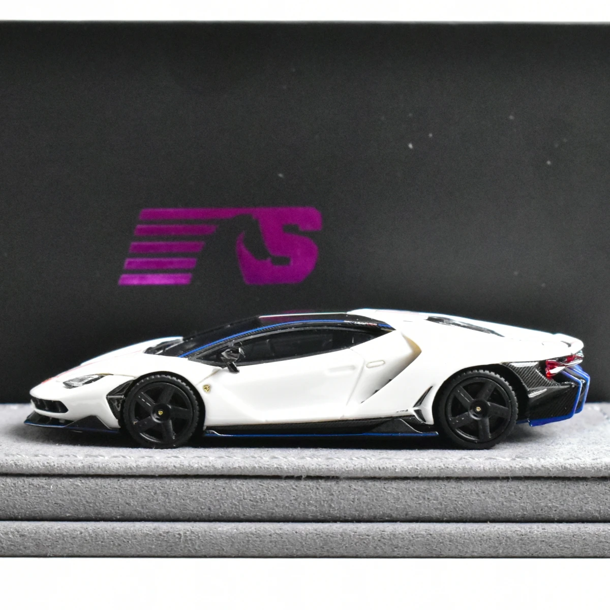 

Sonicsphere 1:64 Centenario Adults Hobby lp770-4 Литая под давлением модель автомобиля из смолы