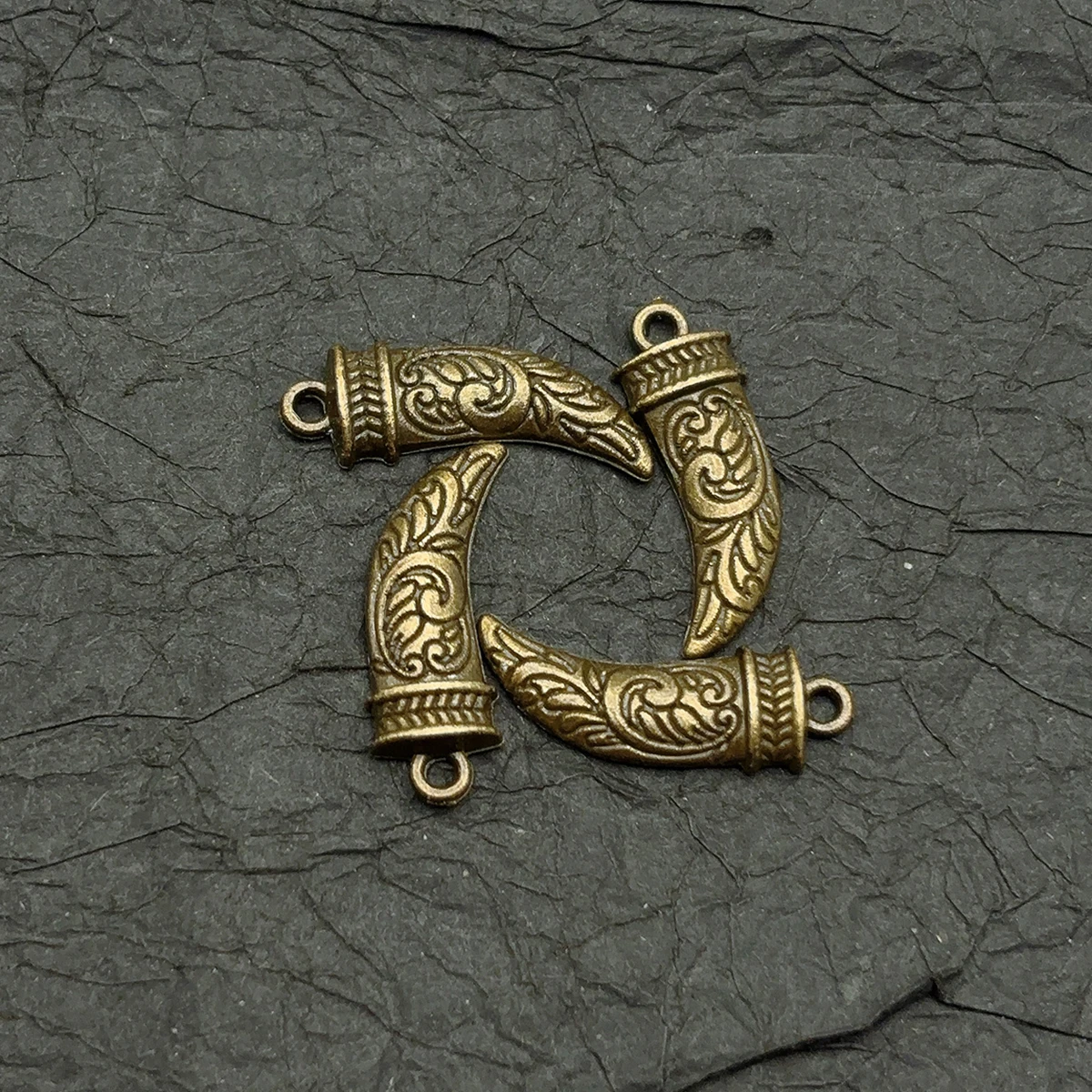 15 Carved Tooth-Shaped Small Accessories, Vintage-Style Curved Teeth with Vine Pattern, Suitable for DIY Bracelets, Necklaces, Earrings, and Handmade Beaded Decoration Accessories