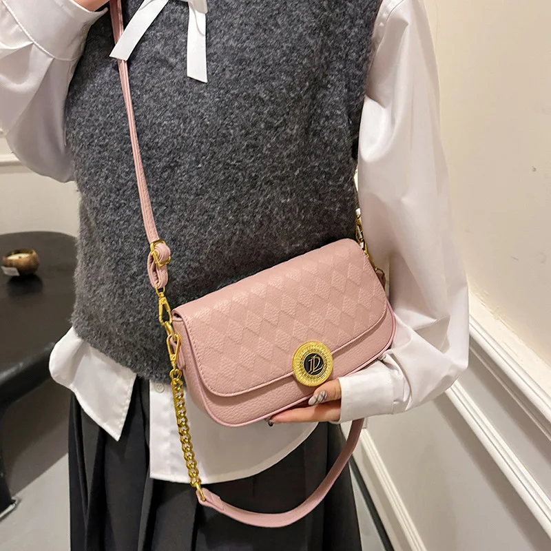 

2025 г., трансграничная новинка с бриллиантами — маленькая квадратная сумка с украшением — женская нишевая модная одинарная сумка с универсальной текстурной цепочкой