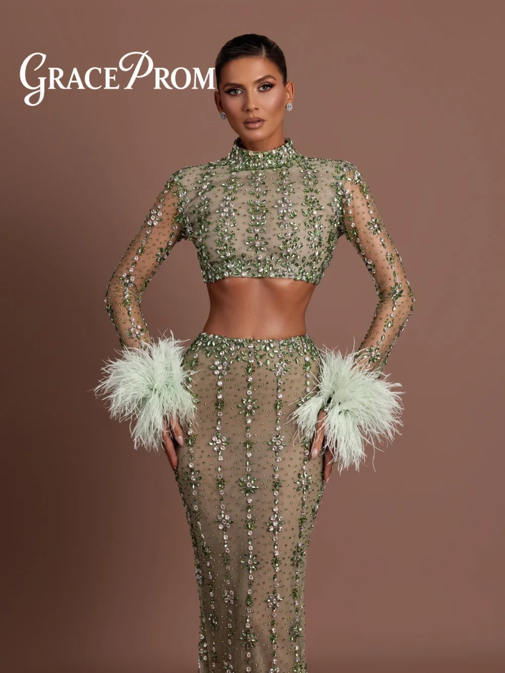 

Элегантное светло-коричневое вечернее платье с кристаллами 2026 Романтическое ковровое платье с высоким воротом Модное вечернее платье трапециевидной формы с перьями длиной до пола ف