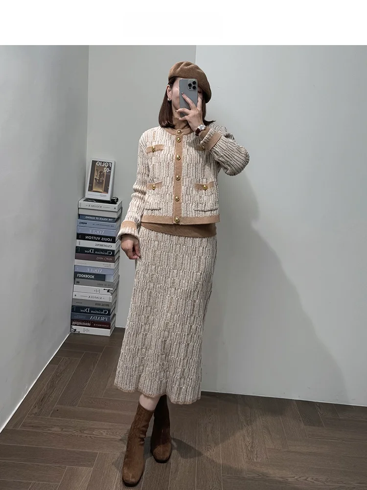 

Комплект из шерстяного кардигана и прямой юбки: особая пряжа, тяжелая вязка, защита от катышков, 100% шерсть, легкий французский стиль, тепло