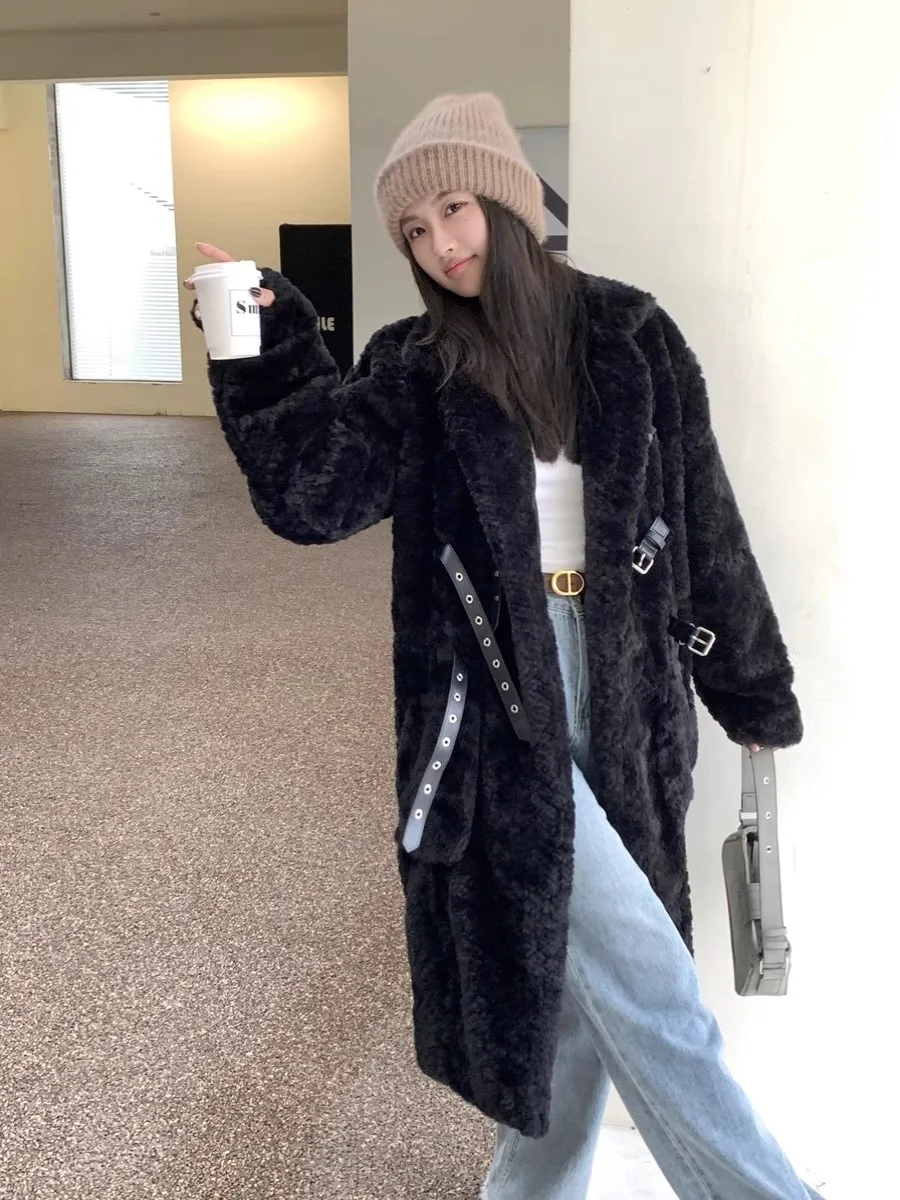 Mauroicardi ฤดูหนาวหลวมนุ่มหนาสีดํา Fuzzy Faux FUR Coat ผู้หญิง Luxury Designer Punk สไตล์วินเทจเสื้อผ้า 2025