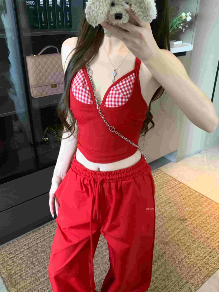 Gitterspleißen, würziges Mädchen, schöne Weste mit hängendem Hals, lässige Hose mit weitem Bein, Damen-Sommer-Design-Sinn, rotes zweiteiliges Set
