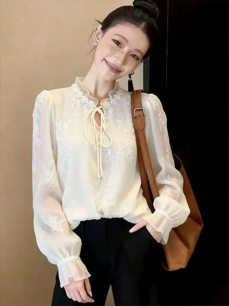 

Весна-Лето 2026: Модный женский топ из шифона с воротником-стойкой, свободного кроя, с длинными рукавами-фонариками и декоративным узлом, коллекция Pure Desire