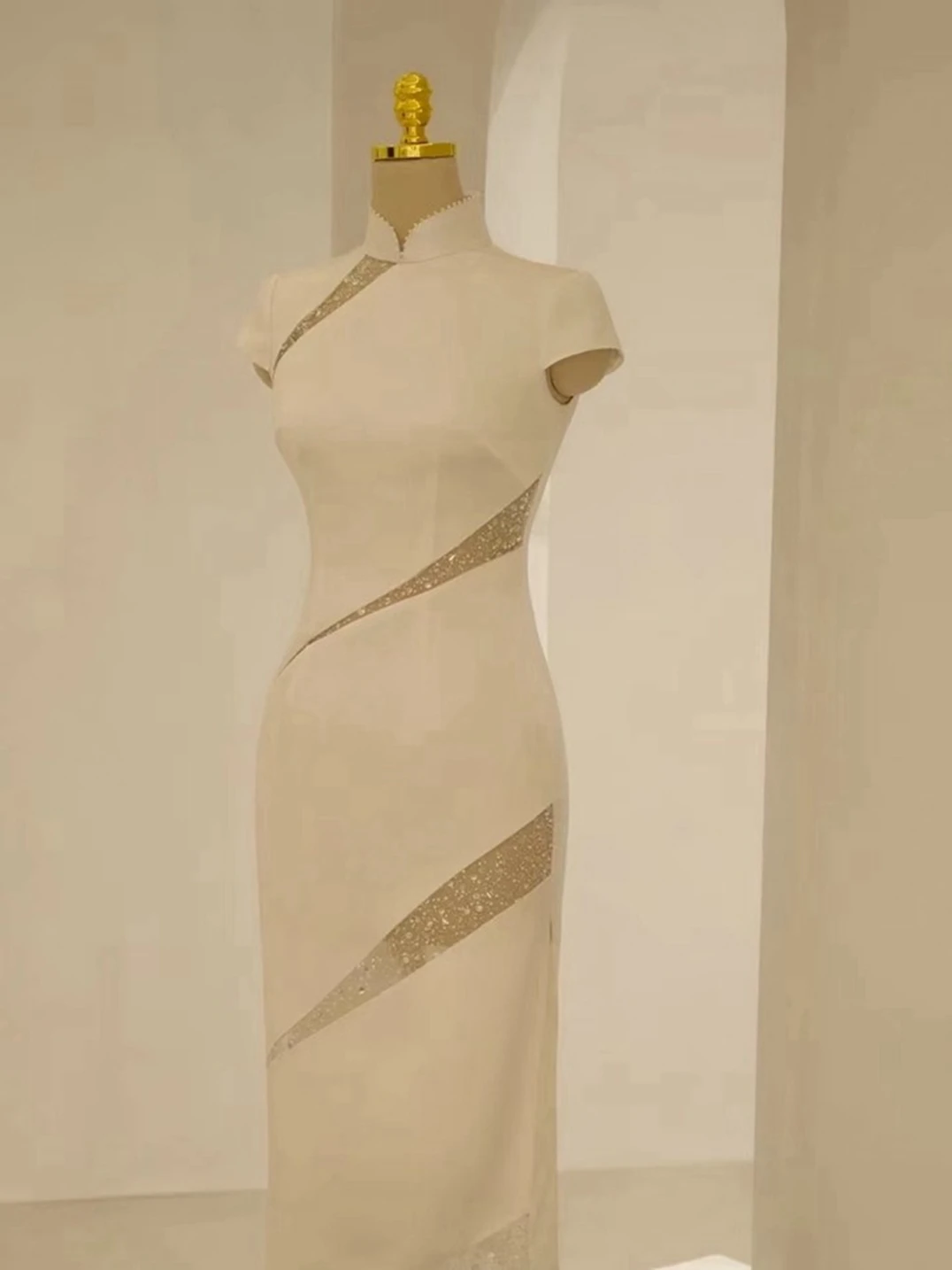 エレホワイトレースホローアウトドレレトロチャイニーズスリーブリッチガールファッションデザインシンプルカラーロングスリーブドレス