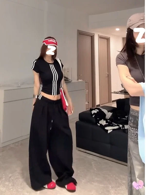 

Спортивный комплект Slim Fit из двух предметов: укороченный топ с круглым вырезом и полосками, повседневные широкие брюки с высокой талией для женщин