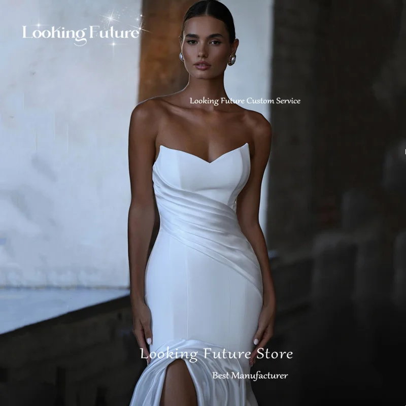 شاطئ حورية البحر الأبيض الساتان فساتين زفاف 2026 مثير عارية الذراعين حمالة الطية الجانب الشق بسيط بلا أكمام ذيل محكمة فستان زفاف